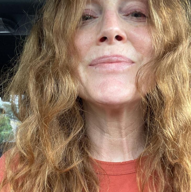 A sus 61 años, Moore también conquista a sus fans en redes sociales, en donde a veces se muestra sin maquillaje. 
<br>