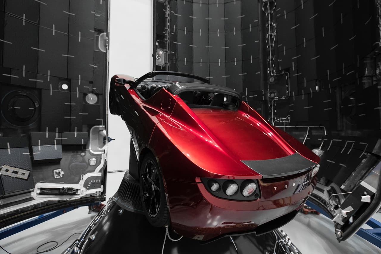 El coche iba tripulado por un maniquí preparado como un astronauta,
<b>bautizado como Starman</b> y el equipo de audio tocaba la canción 'Life on Mars' de David Bowie.
