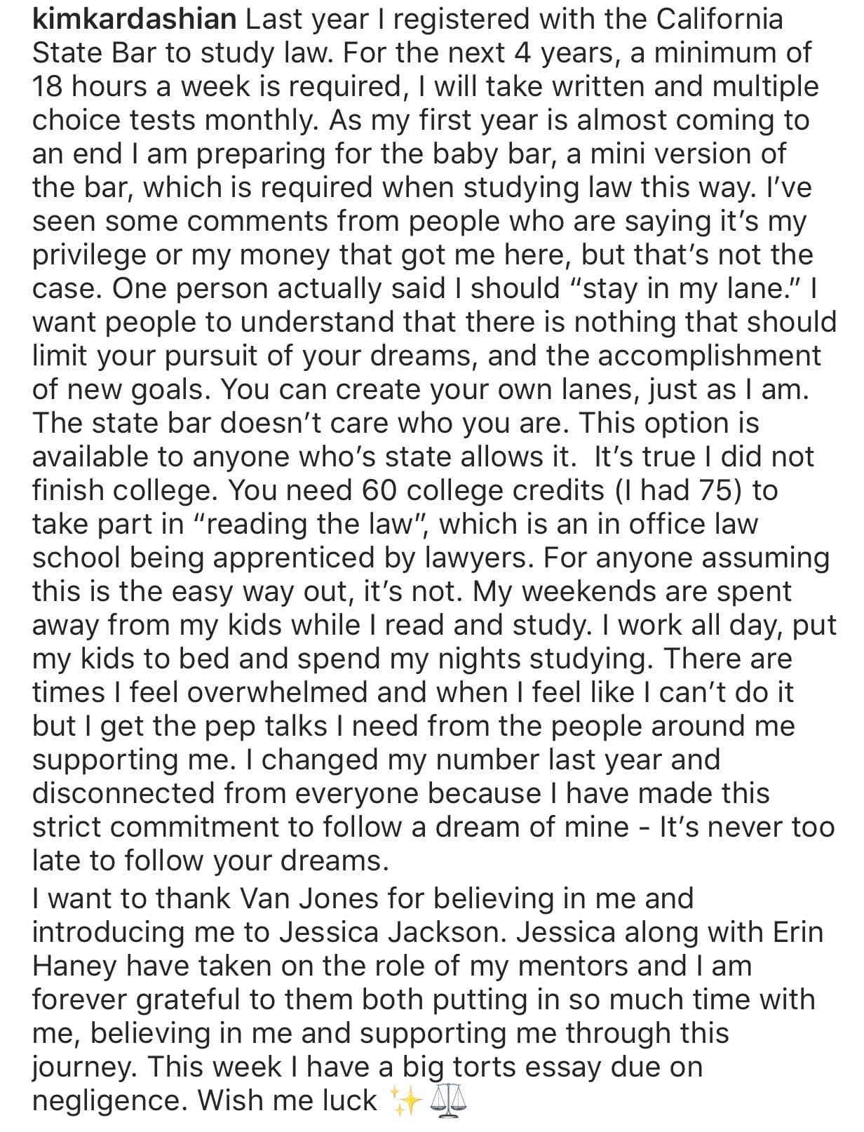 La imagen estuvo acompañada por un largo texto en el que Kim 
<b><a href="https://www.univision.com/famosos/kim-kardashian-revela-un-secreto-asi-logra-mantener-sus-estudios-mientras-atiende-a-su-hijo-recien-nacido-fotos" target="_blank">defendió su decisión por estudiar derecho. </a></b>