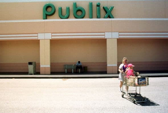 Los puestos de trabajo que se ofrecen incluyen cajeros, empleados de servicios, panaderos, decoradores de pasteles, carniceros y especialistas en pescados y mariscos, publicó el diario Miami Herald.
