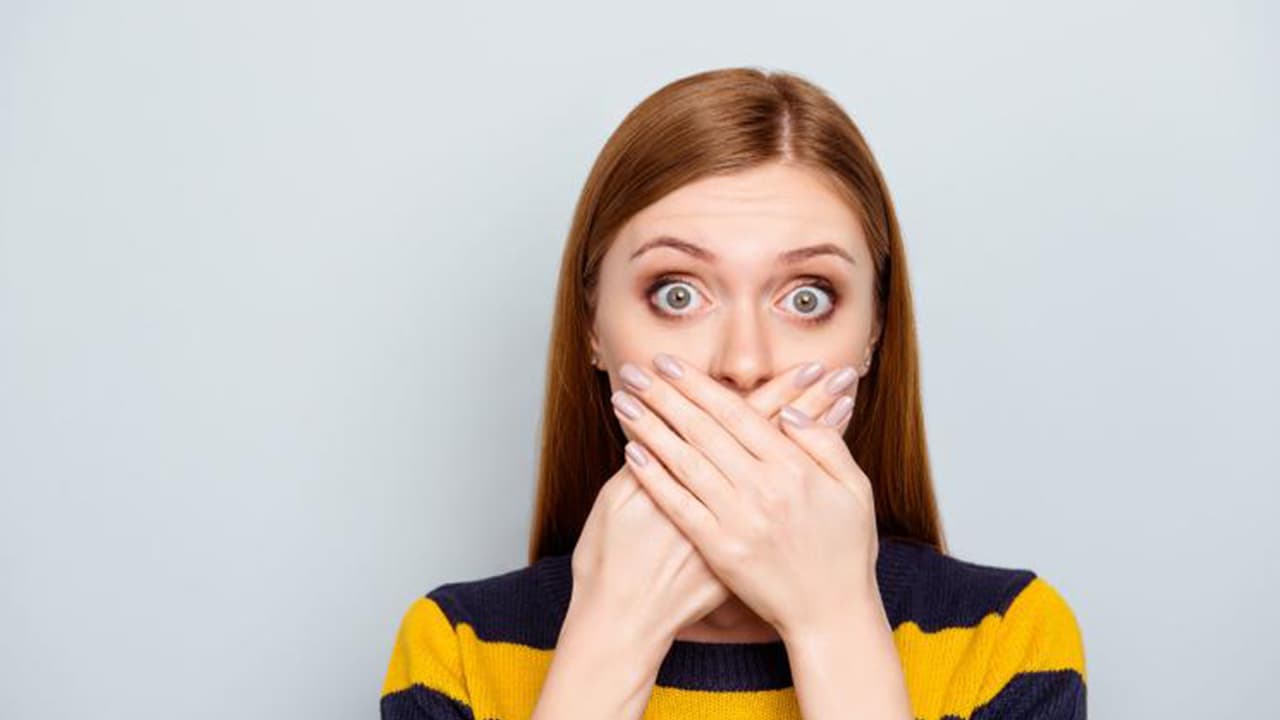 <b>¿Si contengo la respiración por más de 10 segundos sin toser o sentir molestia, significa que no estoy contagiado de coronavirus?</b>
<br>El contener la respiración por espacio de 10 segundos sin toser o sentir molestia no significa que no tenga la covid-19. La OMS señala que algunas personas presentan síntomas más serios de la enfermedad y agrega que única forma de confirmar un contagio, es someterse a un examen de detección.
<br>