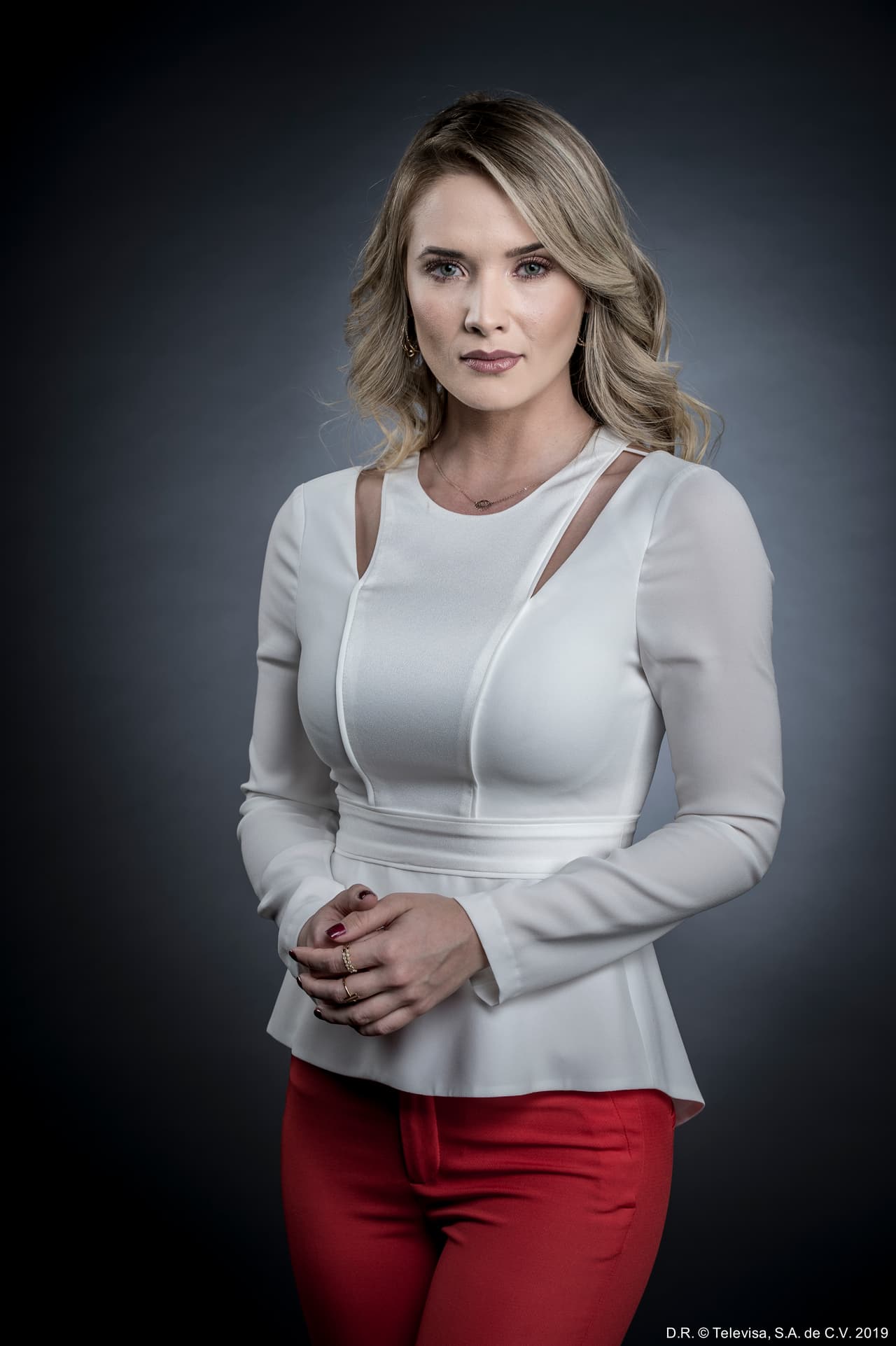 Kimberly Dos Ramos ahora es Sofía, una inteligente y bella abogada que llegó al despacho Vega y Asociados para demostrar su talento litigando. Desde el primer momento se robó la atención de Ricardo, con quien podría comenzar un romance.