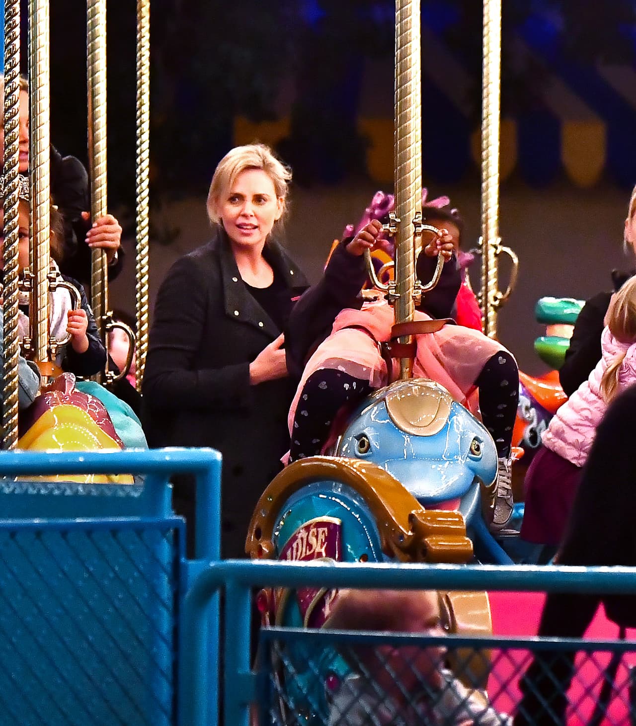 Charlize cuidaba a August en otro de los caballitos.