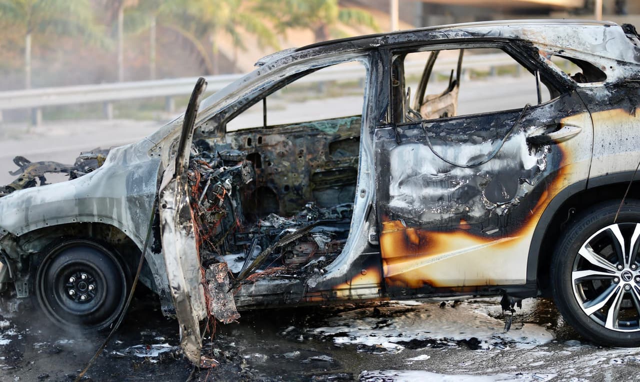 Debe estacionarse en un lugar seguro, apagar el motor, salir del vehículo y no regresar al carro.