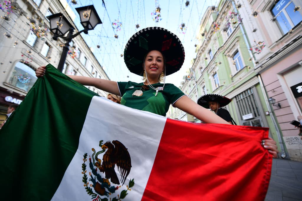 La fiesta mexicana tomó las calles de Moscú y con máscaras, banderas, sombreros y todo aquello que caracteriza a la afición Tricolor, causaron furor y contagiaron con su entusiasmo.