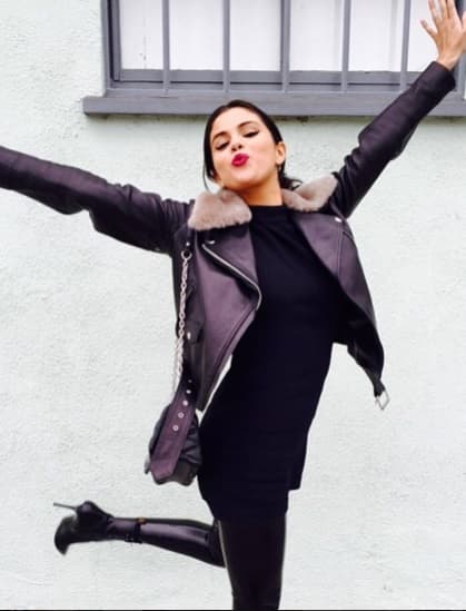 Y pesea todos los líos amorosos en los que está metido Justin, Selena la pasa de lindo.