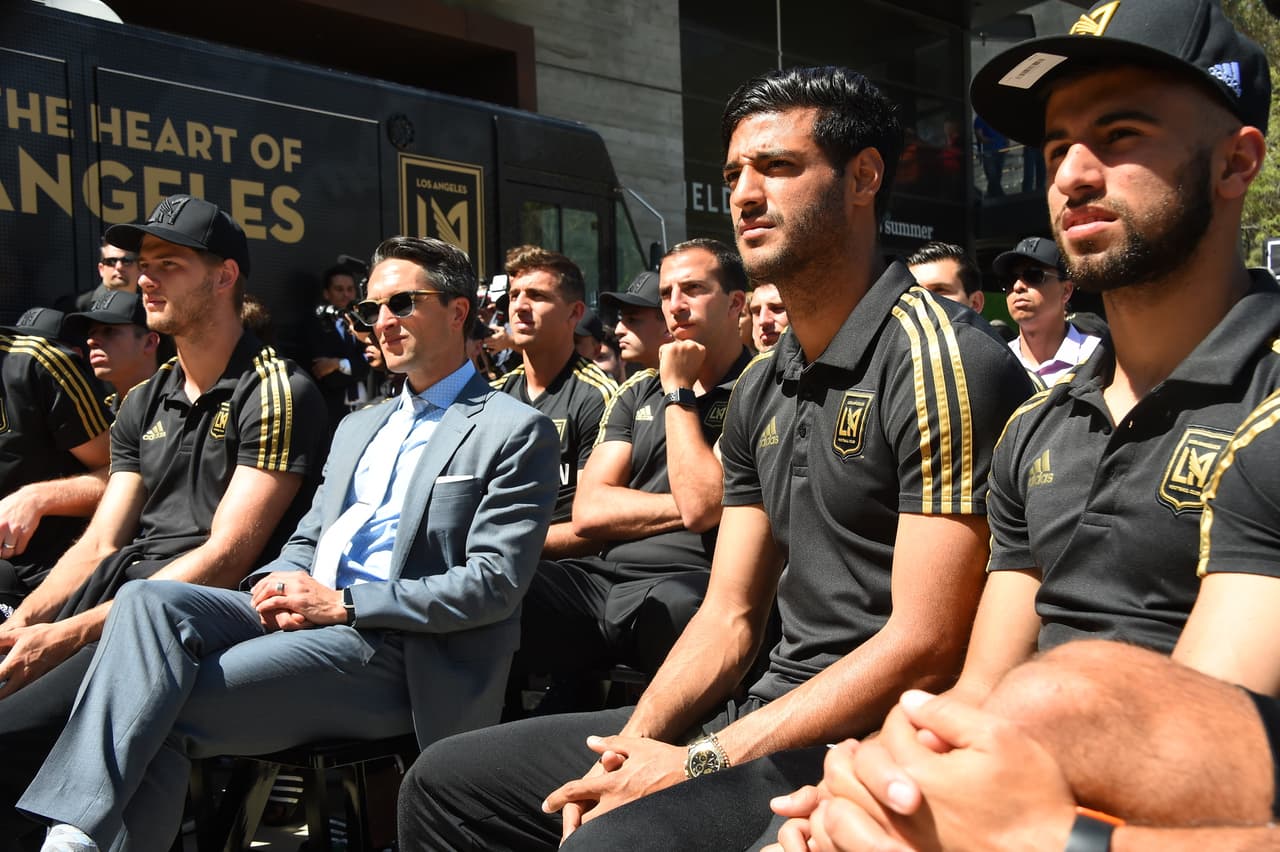 Vela y sus compañeros de equipo fueron parte de la ceremonia. (LAFC)