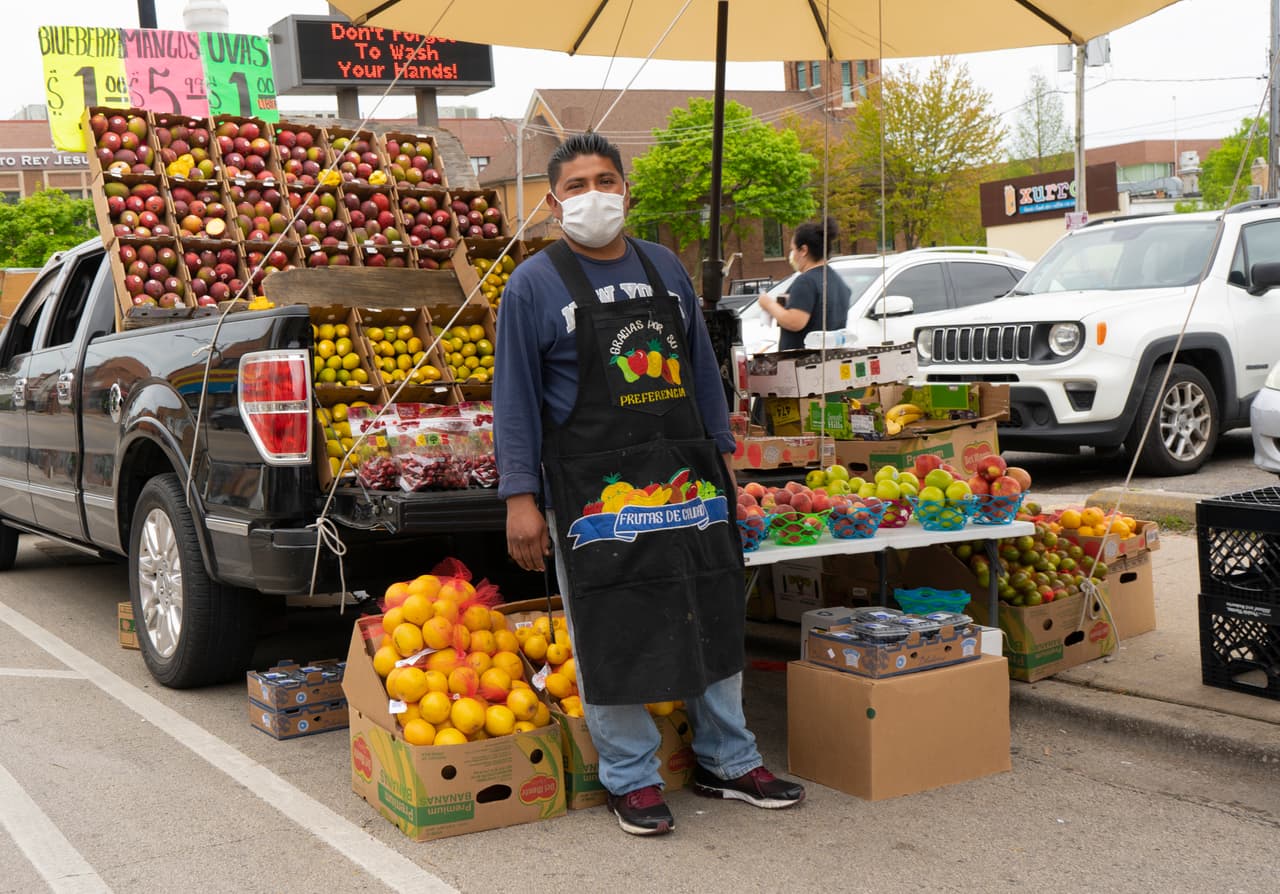 Carlos, quien vive en la comunidad de Pilsen al sur de Chicago, ha estado trabajando como vendedor de fruta fresca durante la pandemia. La gente lo puede encontrar todos los días de la semana en la esquina de Cermak y Wolcott.
<br>