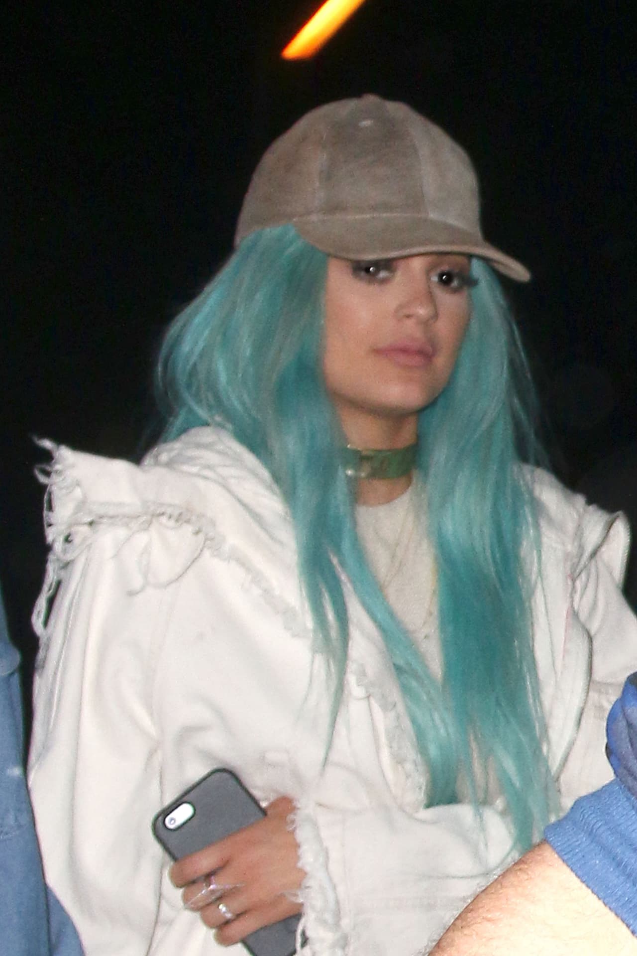 La vimos con el cabello azul.