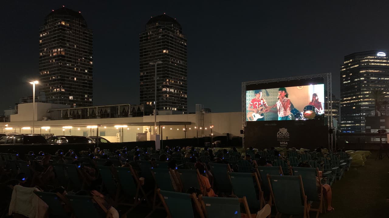 Las funciones comienzan a partir del atardecer con proyectores de última generación, 
<a href="https://rooftopcinemaclub.com/houston/" target="_blank">busca aquí la información de las funciones y los boletos. </a>