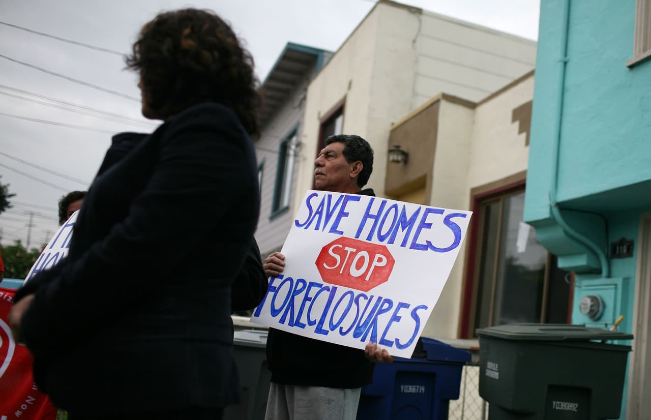 7) Cuando reciba el aviso de validación, fíjese si reconoce la deuda. En el aviso debería aparecer el nombre de la persona a la que usted le debe dinero. Usted puede llamar al acreedor para pedirle más información.