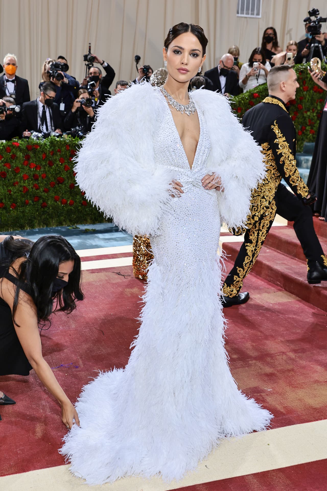 La representación mexicana llegó de la mano de 
<b>Eiza González</b>, quien ya se ha convertido en una de las favoritas de la Met Gala. Para esta edición, lució un vestido blanco, de escote V profundo y detalles de plumas y cristales.