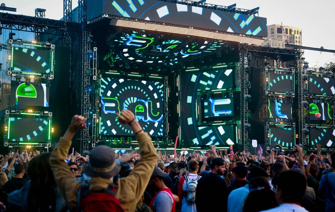 Desde disfraces de unicornios hasta atuendos muy veraniegos, pero eso sí muy buena vibra. Aquí una galería de fotos de la moda y el ambiente de Lollapalooza.