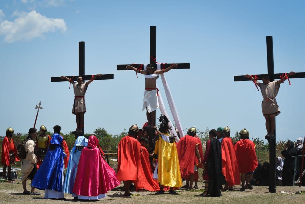 En el evangelio de Lucas, se lee: "Uno de los malhechores colgados le insultaba: '¿No eres tú el Cristo? Pues ¡sálvate a ti y a nosotros!' Pero el otro le increpó: '¿Es que no temes a Dios, tú que sufres la misma condena? Y nosotros con razón, porque nos lo hemos merecido con nuestros hechos; en cambio éste nada malo ha hecho.'