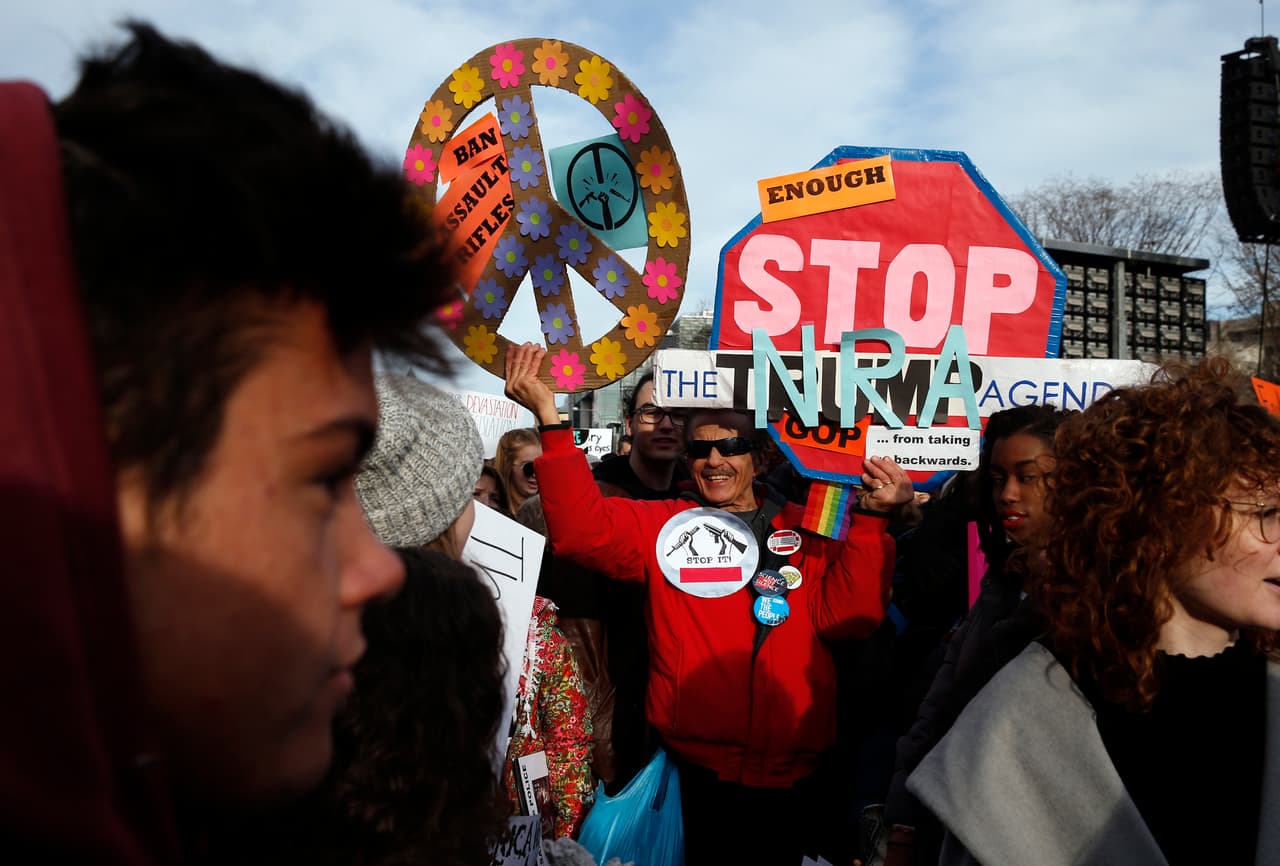 “Detengan a la NRA (asociación nacional del Rifle)”, se lee en este mensaje de un manifestante en la capital.