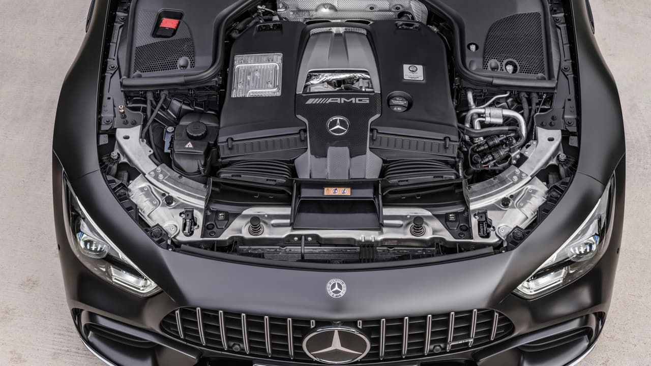 Bajo el capó del Mercedes-AMG GT 63 S 2019 hay una versión aún más poderosa del mismo V8 biturbo hecho a mano que mueve al GT 63, en este caso produciendo 577 caballos de fuerza y 553 lbs.-pie de torque. La tracción integral 4MATIC+, cuenta distribución de torque totalmente variable para cada rueda y con modo drift (derrape).