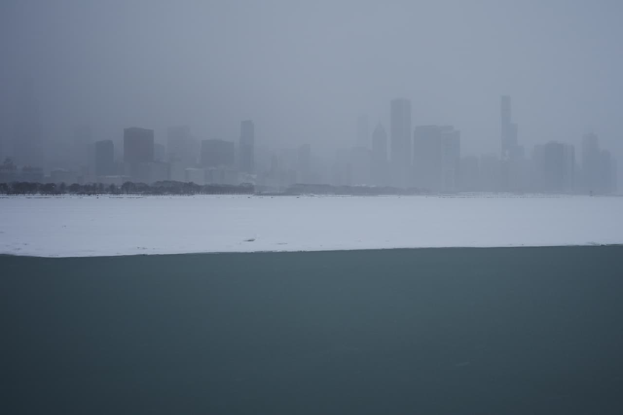 El lago Michigan está cubierto de nieve con el horizonte de fondo en Chicago.