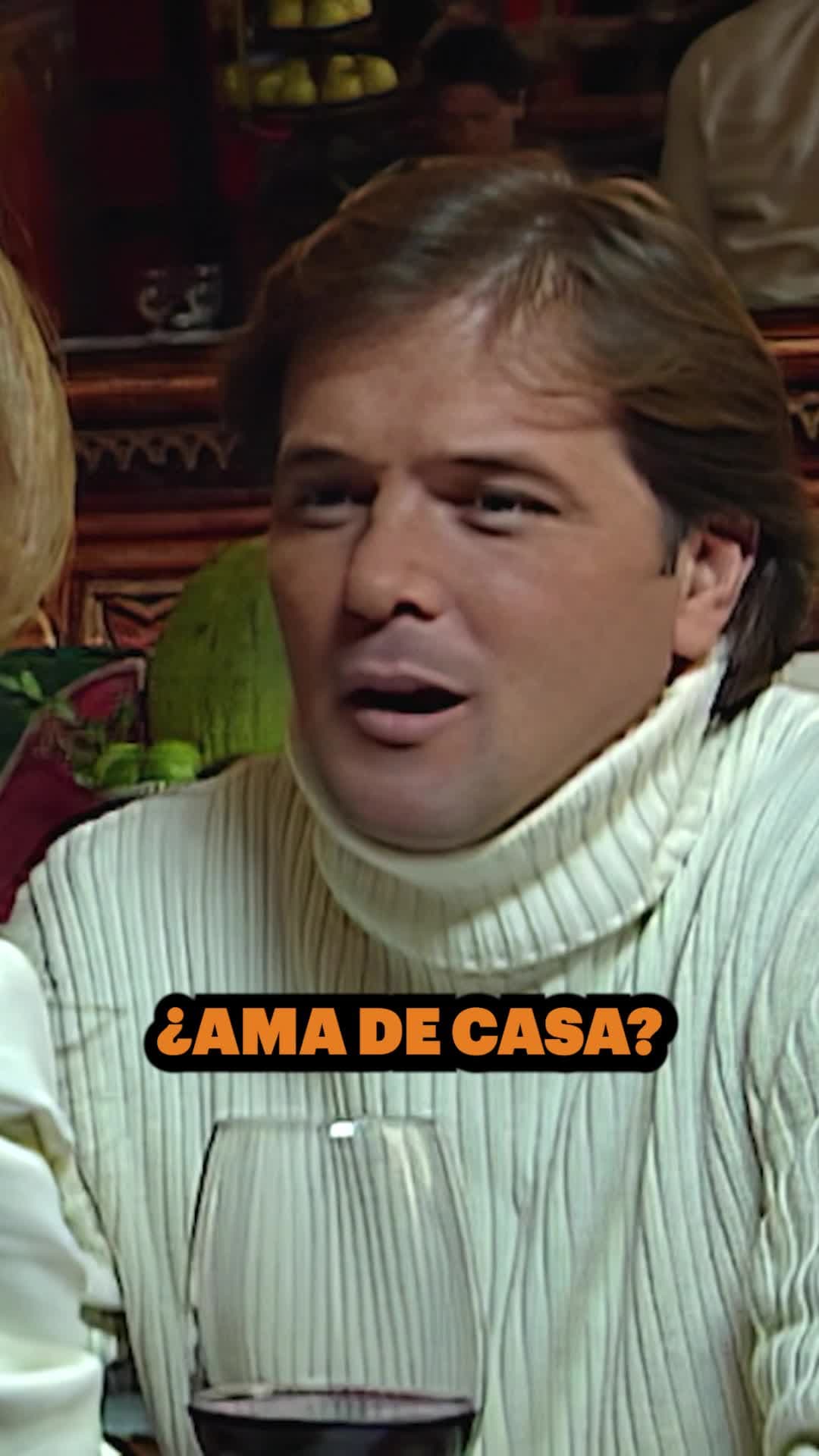 Santiago le hace ver a Lucía la importancia de ser ama de casa