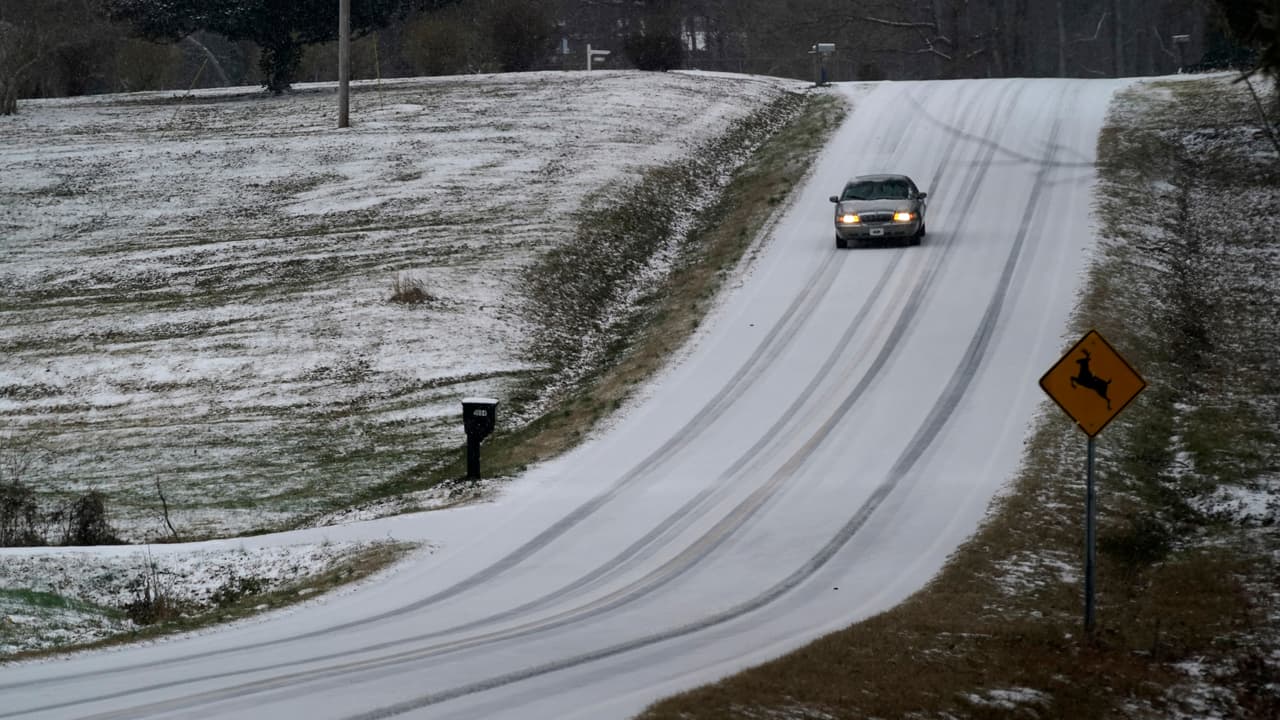 Un coche en un camino nevado en el condado de Orange, Carolina del Norte. “Carolina del Norte ahora está sintiendo los efectos de una tormenta de invierno que continuará moviéndose por el estado”, dijo este domingo el gobernador de Carolina del Norte, 
<b>Roy Cooper.</b> “Hasta ocho a doce pulgadas de nieve han caído en algunos condados y una formación de hielo significativa está causando problemas en la parte central del estado. Las condiciones varían en Carolina del Norte y son peligrosas en muchas áreas”, añadió.