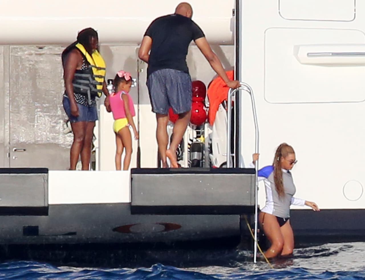 Y decidieron darse un chapuzón en las costas italianas.