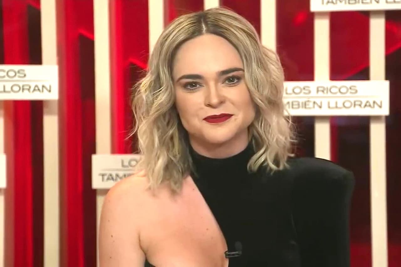 Siempre supo que quería dedicarse al espectáculo, pero antes tenía que terminar una carrera profesional, pues fue una de las condiciones que sus padres le pusieron antes de que entrara al CEA (Centro de Educación Artística de Televisa).