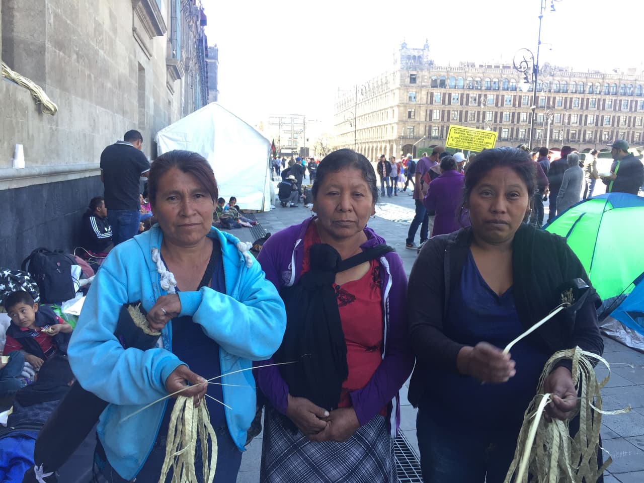 Florencia Hernández (centro) tuvo que huir de su poblado luego de que su hijo, su esposo y su hermano fueran secuestrados por un grupo armado.