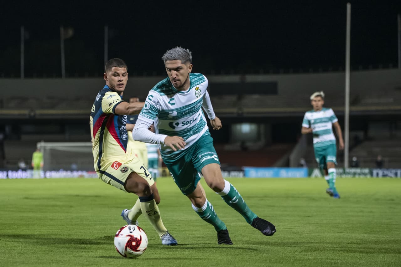 Los Santos empiezan a parar el ataque de las Águilas y se les ve más cómodos en el partido.