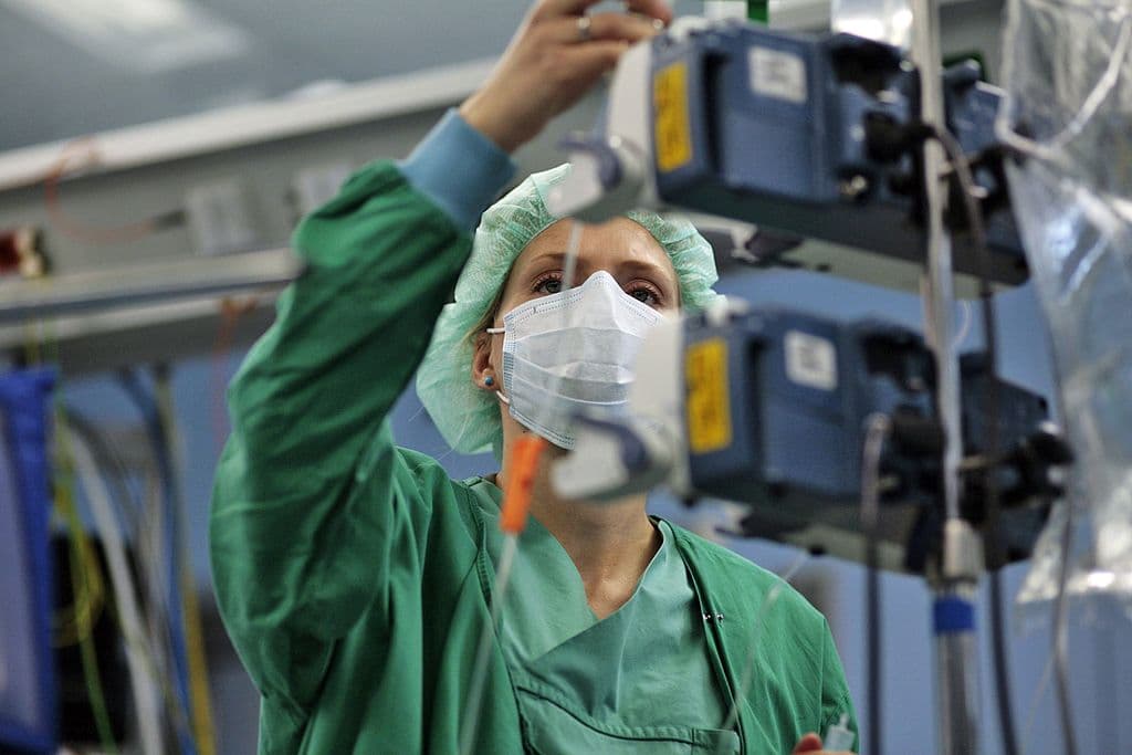 Más ofertas, pero menos solicitantes: esta organización busca luchar contra escasez de médicos anestesistas en EEUU