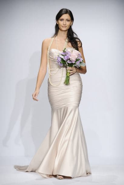 También podrías complementarlo con accesorios que desvíen la atención de los hombros y la lleven a tus atributos.