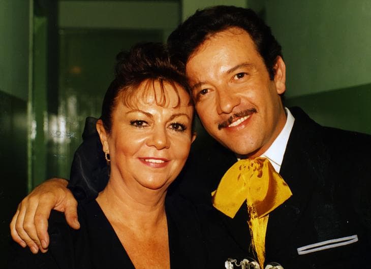 Pedro Jr. con su madre, Lupita Torrentera. El hijo de Pedro Infante también tuvo presentaciones en teatros y palenques, como intérprete del repertorio que su padre había hecho famoso. Además era igual de mujeriego que él.