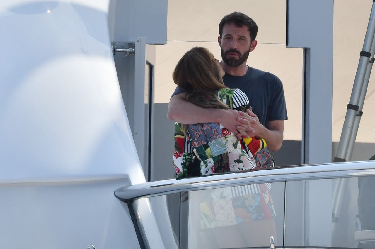 Hoy se sabe que la joya fue parte de los 
<b><a href="https://www.univision.com/famosos/ben-affleck-jlo-45-mil-dolares-joyas-cumpleanos" target="_blank">regalos que él le hizo por su cumpleaños</a></b>, junto con otras piezas de joyería que sumaron un valor de 45 mil dólares, según Daily Mail. 
<br>