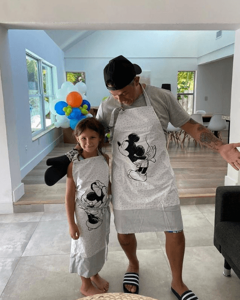 <b>Alejandro Sanz</b> tiene cuatro hijos, Manuela, de 20 años, Alexander, de 19 años y los pequeños Dylan, de 10, y Alma, de 7. Le dio la bienvenida al más pequeño de la familia cuando el compositor español tenía 46 años.