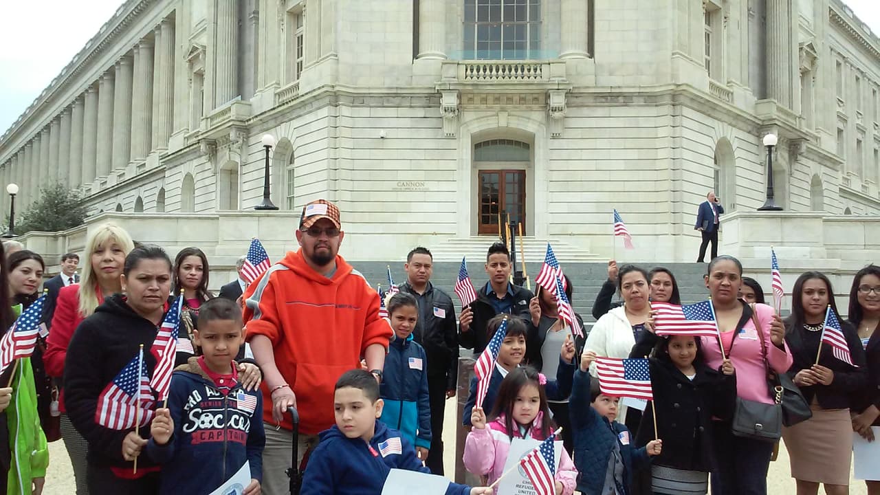  Familias centroamericanas piden asilo y un alto a las deportaciones ante el Congreso