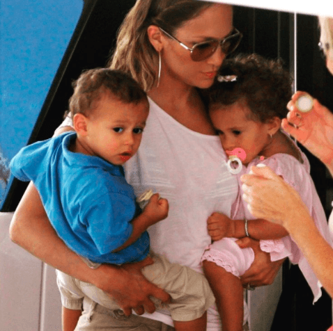 "Yo acostumbraba cargarlos a los dos, a la vez", escribió la artista junto a esta foto.