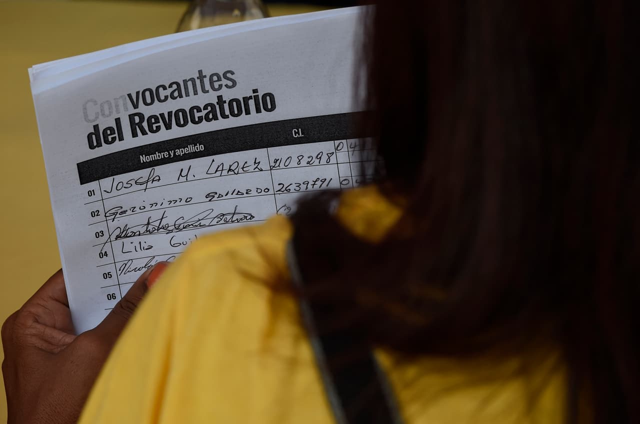 Oposición venezolana afirma que superó el número de firmas requeridas para referendo contra Maduro