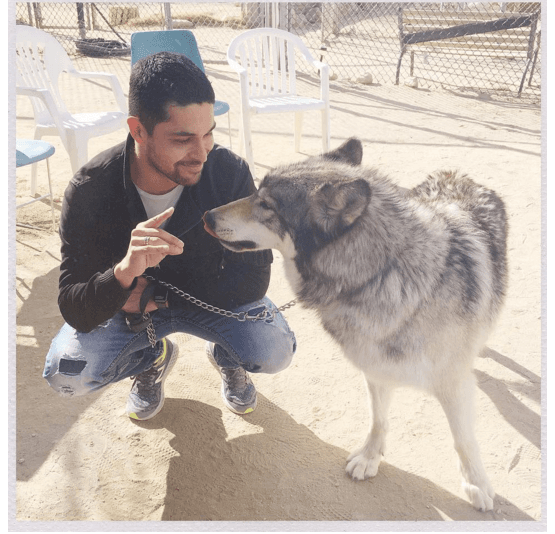 "Miren que guapo es el chico del cumpleaños" escribió Demi en esta imagen en la que está Wilmer con un amigable lobo.