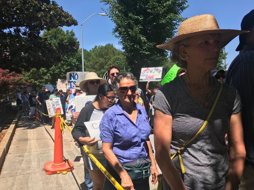 Comunidad indignada por trato a inmigrantes en la frontera