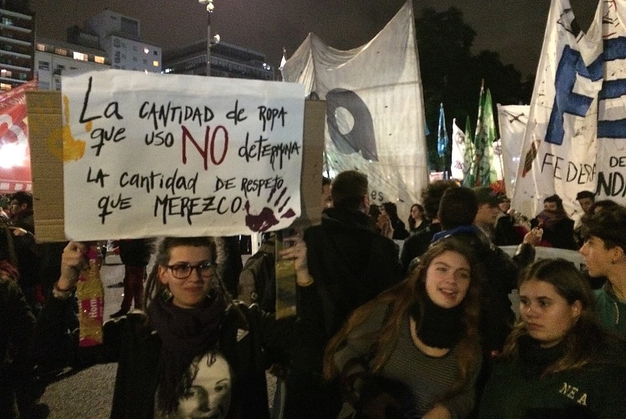 Candela tiene 17 años y es estudiante: “Estoy acá porque nos están matando, nos están violando. El trato a la mujer siempre es despectivo, nos tratan mal en el trabajo, nos gritan en la calle, nos tocan. Estamos acá para luchar contra eso porque no queremos vivir de esa forma”.