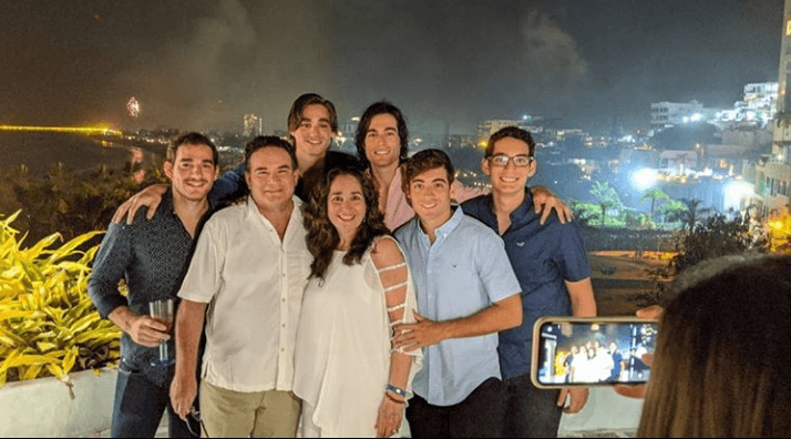 Danilo Carrera Huerta es el mayor de los cinco hijos que tuvieron Elsita y Xavier: Leopoldo, Xavier, Felipe y Juan.