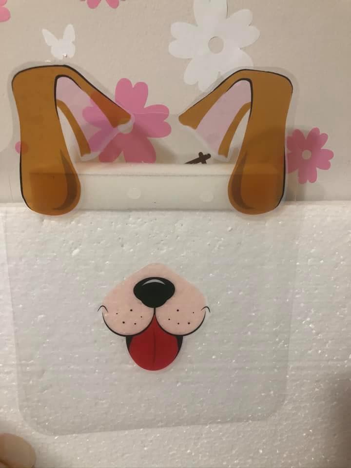 Todos las caretas son creadas en casa y ensambladas por Sofía con la ayuda de sus hermanos y padres.