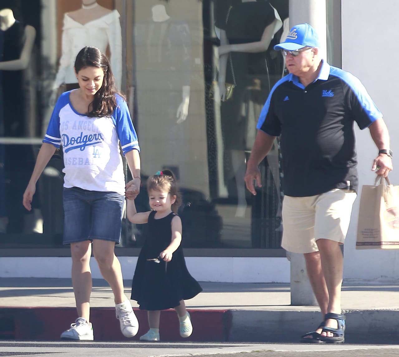 La nena se lució en un vestidito negro.