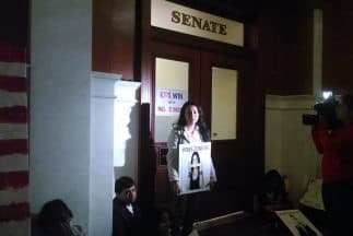 Estudiantes afuera de la oficina del senador Folmer. Foto cortesía de Juntos.