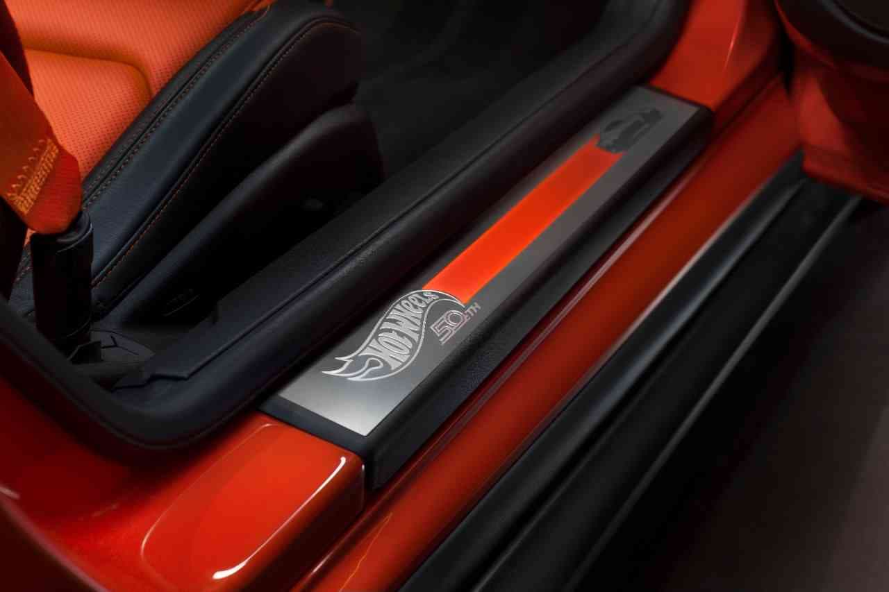 Entre los detalles que diferencian a los Camaro Hot Wheel Edition encontramos una gran placa conmemoratoria en el paso de sus puertas.