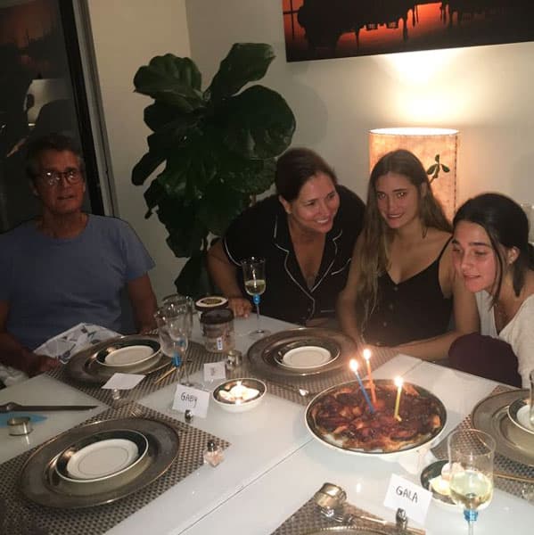 <b>Lara, la segunda hija</b> de 
<b><a href="http://https://www.univision.com/programas/novelas/gaby-rivero-recordo-el-acto-vandalico-que-cometio-y-mancho-su-carrera">Gabriela Rivero</a></b>, acaba de cumplir 21 años el pasado 31 de diciembre. Recientemente se graduó de la preparatoria en la Universidad de Miami.