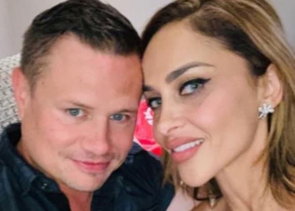 Justin Costello y su esposa.