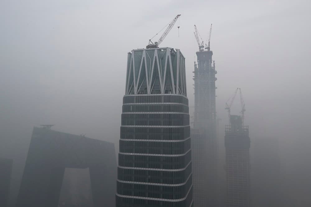 Pekín se halla atrapada bajo una 'nube tóxica gigante' tan densa que ni los aviones pueden despegar