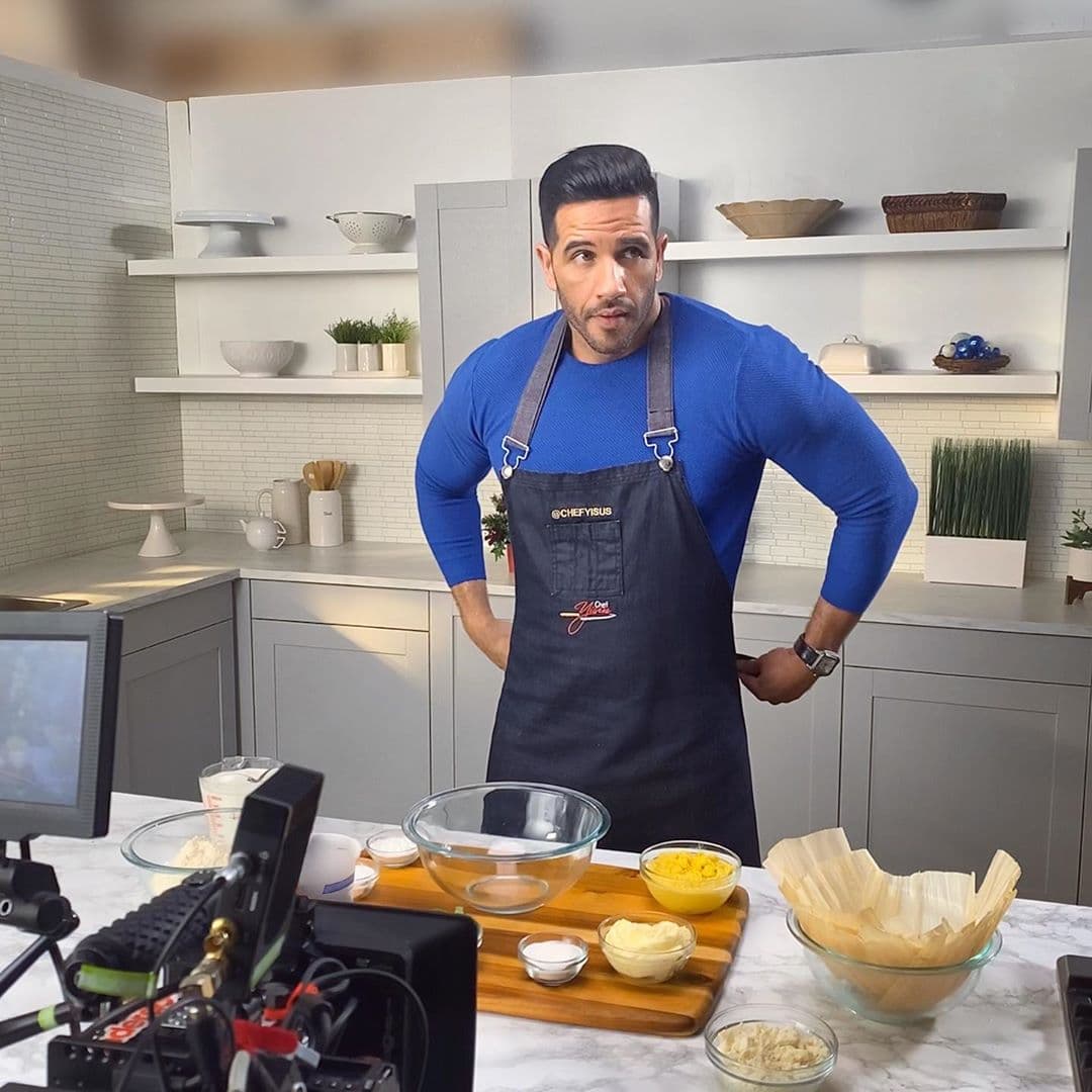 El chef de la casa no ha dejado de cocinarnos y aquí el detrás de cámaras en la cocina.