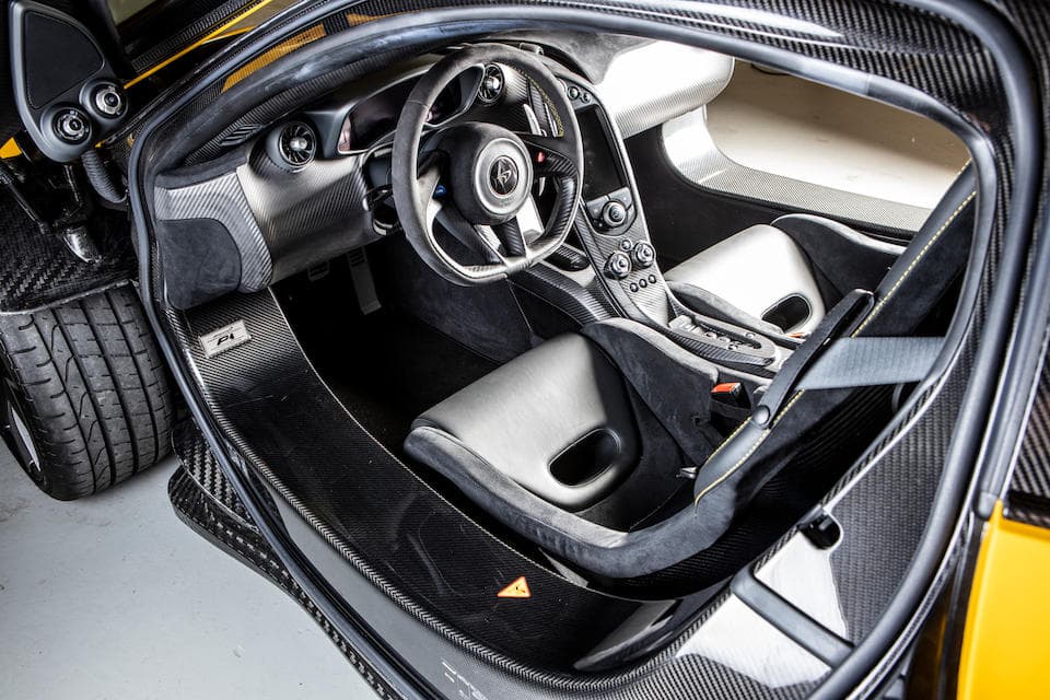 El McLaren P1 es un super deportivo híbrido enchufable construido por el fabricante ingles entre 2014 y 2015 a un precio de alrededor de 1,300,000 dólares por unidad. El P1 está equipado con un motor V8 doble turbo de 5.0 litros combinado con un motor eléctrico engranado al eje trasero. El tren motriz cuenta con una potencia combinada de 904 caballos de fuerza distribuida a través de una transmisión manual de embrague doble de 7 velocidades.