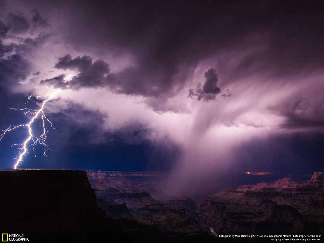 <b>El gran cañón iluminado.</b> Una tormenta de verano desata rayos sobre el borde sur del Gran Canón, en Arizona. En promedio, en esta zona se registran al año más de medio millón de rayos de esos de esos que caen y golpean el suelo con su descarga eléctrica, confirma la 
<a href="https://lightning.nsstc.nasa.gov/data/data_nldn.html"><u style="box-sizing: border-box;">National Lightning Detection Network (NLDN) de los Estados Unidos ,</u></a> una red comercial de detección de rayos. Fotografía de Mike Olbinski.