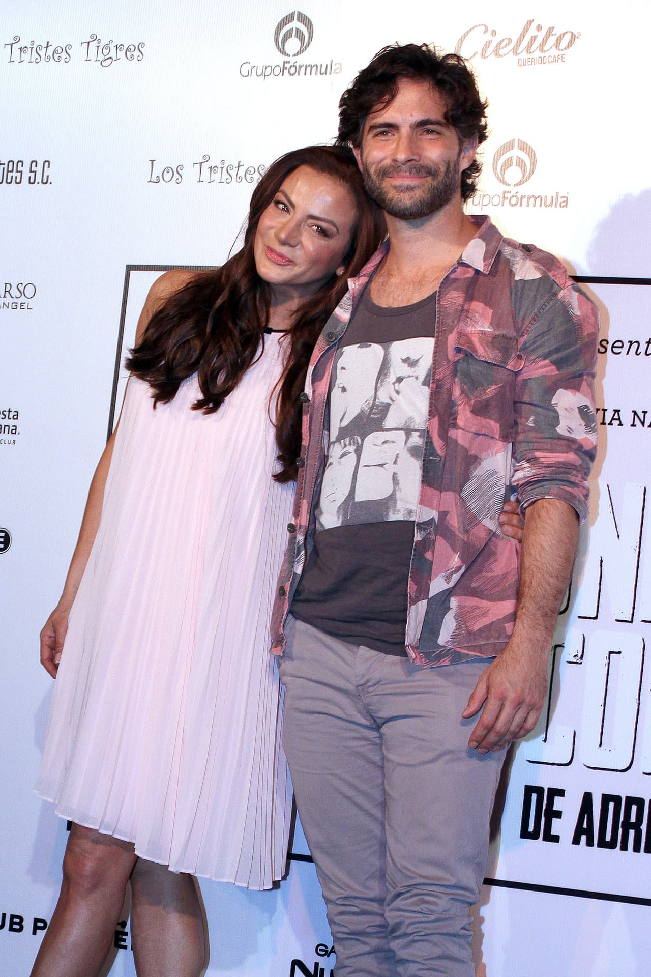 También se especuló que mantenía un romance con Silvia Navarro, con quien ha trabajado en televisión y teatro.